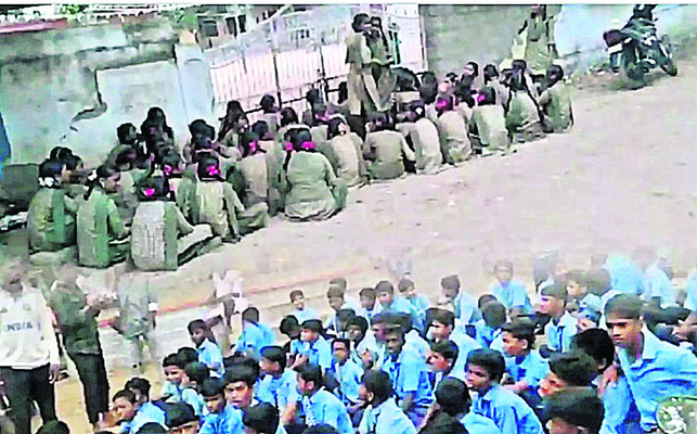 పేదలు వైద్య శిబిరాల  లబ్ధి  పొందాలి2