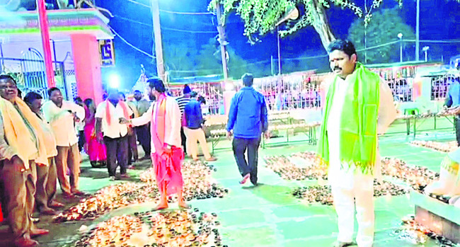 పేదలు వైద్య శిబిరాల  లబ్ధి  పొందాలి1