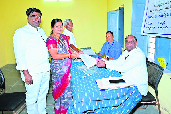 రెండో రోజు నామినేషన్ల కోలాహలం1