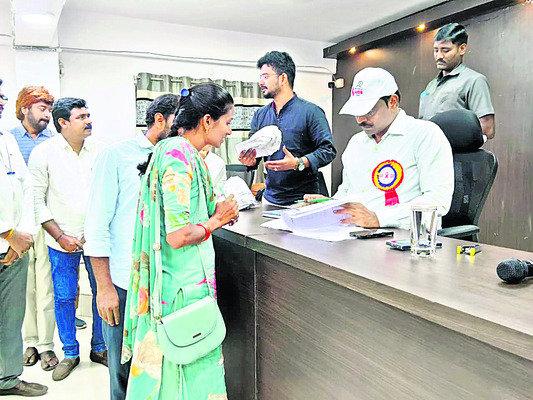 సకాలంలో వినతుల పరిష్కారం1