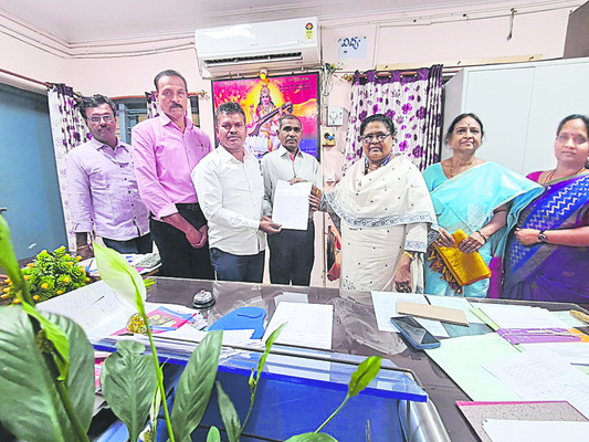 అప్రమత్తంగా ఉండాలి 
1