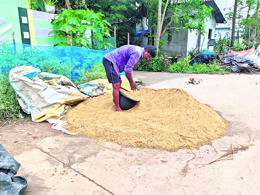 ఎగసిపడుతున్న అలలు.. ఆందోళనలో రైతులు 2