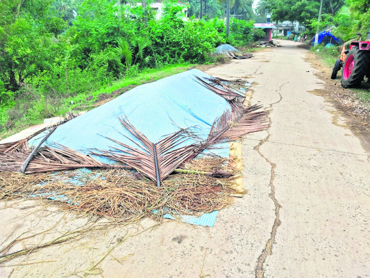 ఎగసిపడుతున్న అలలు.. ఆందోళనలో రైతులు 1