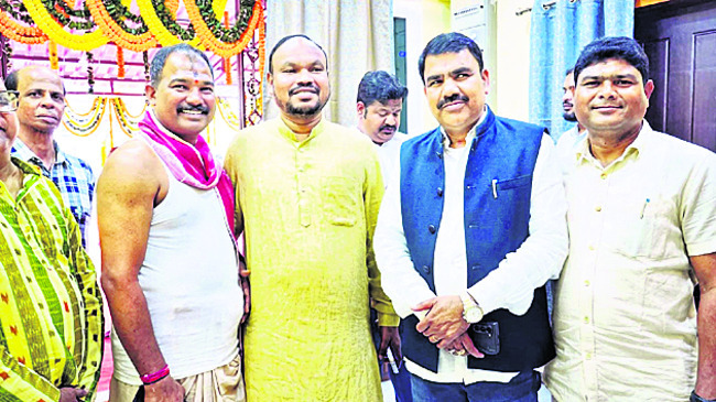 నబరంగ్‌పూర్‌ ఎమ్మెల్యే గృహానికి సీఎం రాక 1