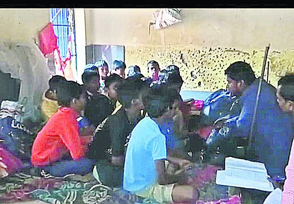 ఆశ్రమ పాఠశాల నుంచి 20 మంది విద్యార్థులు అదృశ్యం 1