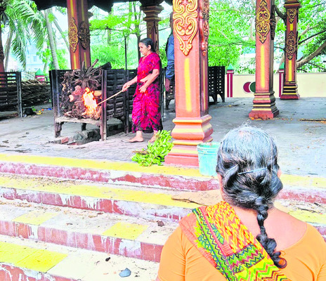 ‘తల్లి’డిల్లి.. కొడుకు చితికి నిప్పు పెట్టి.. 
2