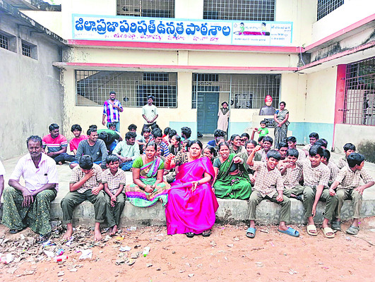 హెచ్‌ఎం కులవివక్ష చూపుతున్నారని ఆందోళన1