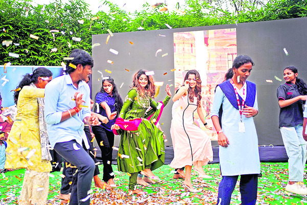 విద్యార్థులతో కలిసి  చిందులేసిన స్టార్స్‌
1