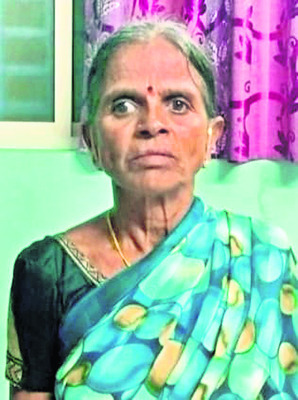 వేతనాలు లేక ఇబ్బందులు 
1