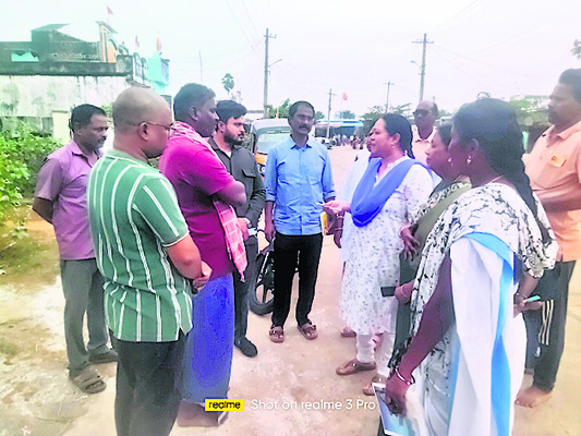 తాళ్లవలసకు అధికారుల వరుస 1