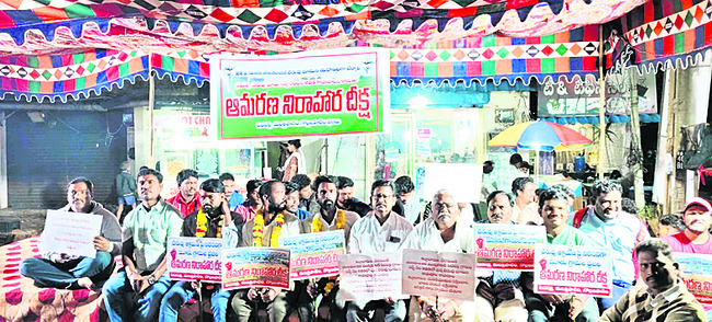 చెరువు కాపాడాలంటూ నిరశన దీక్ష 1