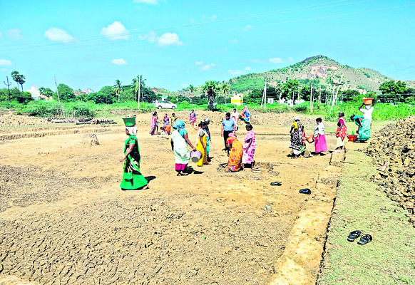 తీరంలో ముసురు..చలిగాలులు 
2