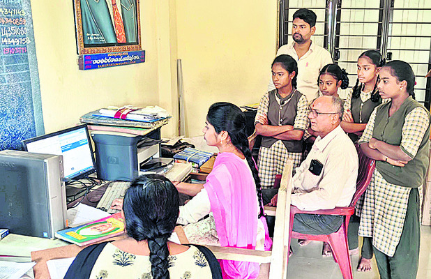 విద్యార్థుల వివరాల నమోదులో జాగ్రత్త1