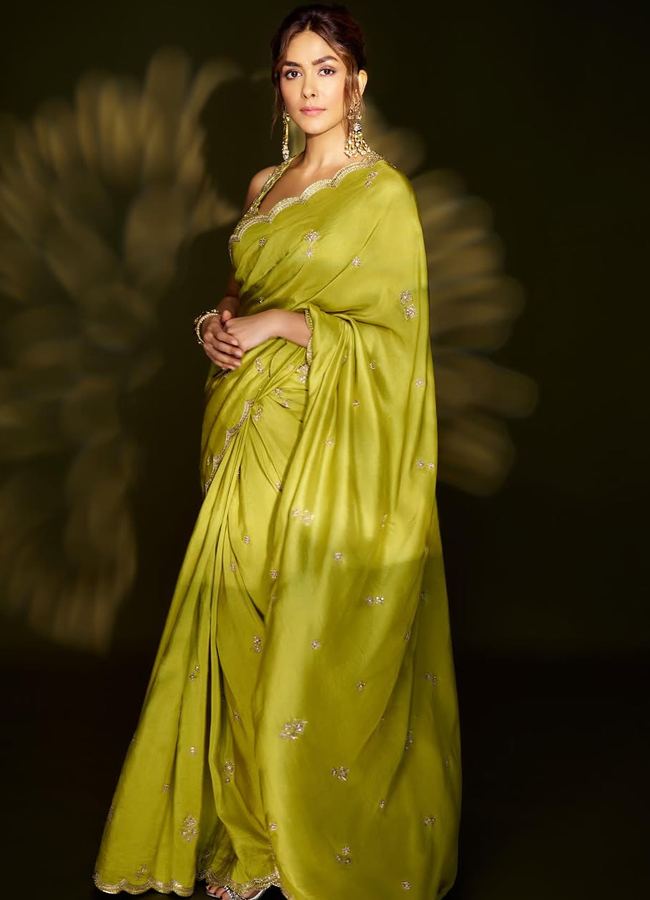 Sitaramam beauty Mrunal Thakur looks beautiful in a light green saree.. (photos)2