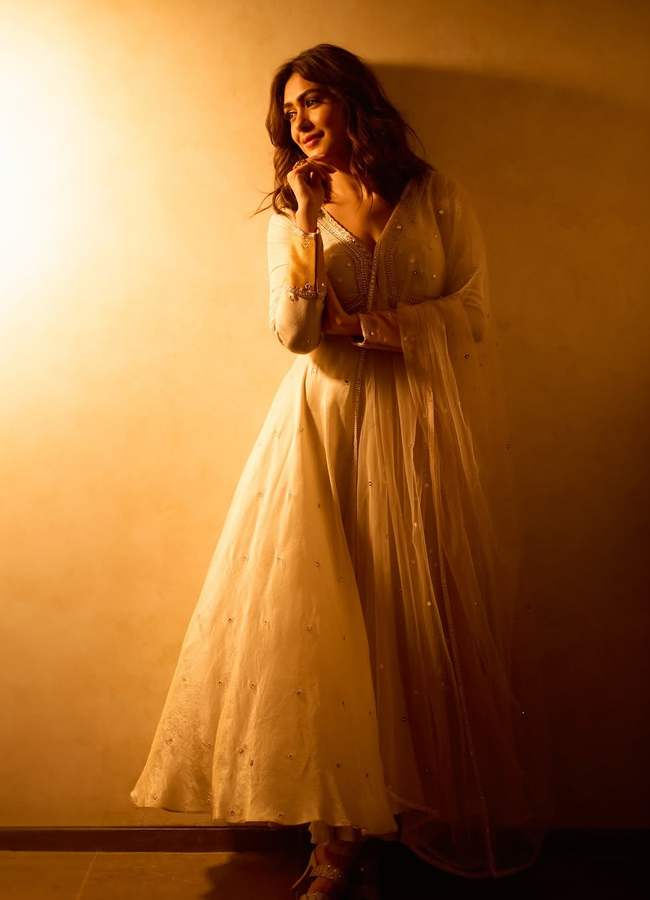 Sitaramam beauty Mrunal Thakur looks beautiful in a light green saree.. (photos)11