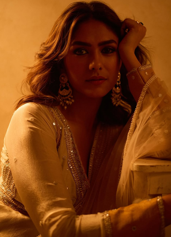 Sitaramam beauty Mrunal Thakur looks beautiful in a light green saree.. (photos)12