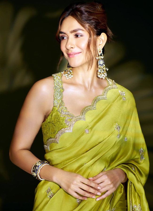 Sitaramam beauty Mrunal Thakur looks beautiful in a light green saree.. (photos)3