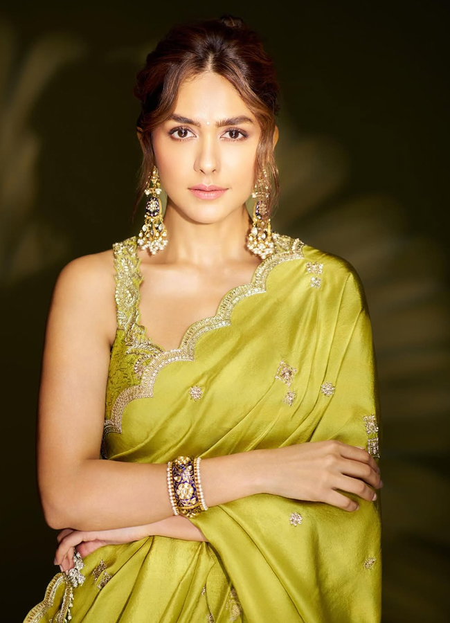 Sitaramam beauty Mrunal Thakur looks beautiful in a light green saree.. (photos)4