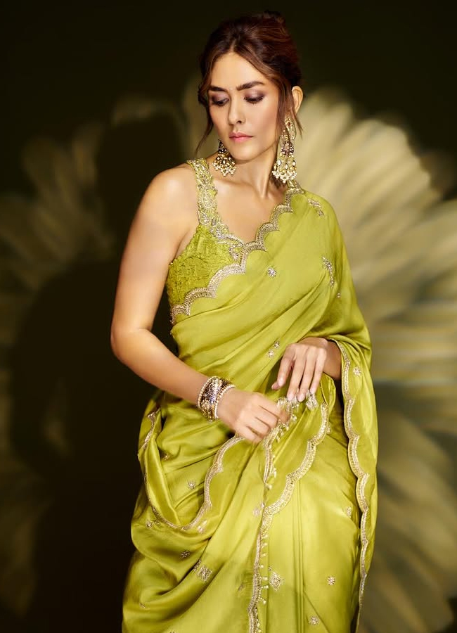 Sitaramam beauty Mrunal Thakur looks beautiful in a light green saree.. (photos)5