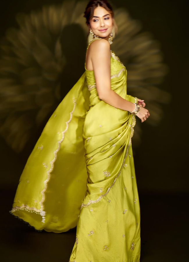 Sitaramam beauty Mrunal Thakur looks beautiful in a light green saree.. (photos)6