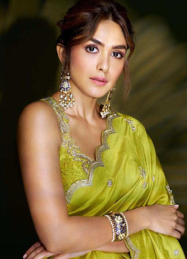 Sitaramam beauty Mrunal Thakur looks beautiful in a light green saree.. (photos)7