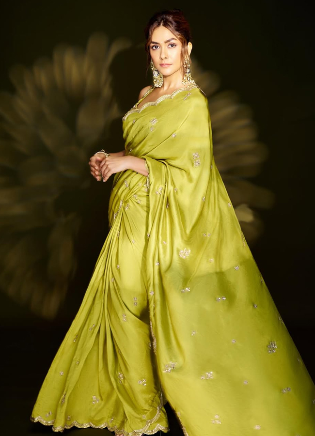 Sitaramam beauty Mrunal Thakur looks beautiful in a light green saree.. (photos)8