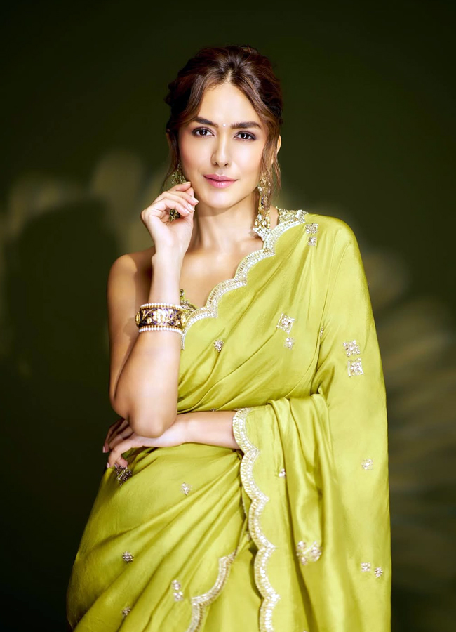 Sitaramam beauty Mrunal Thakur looks beautiful in a light green saree.. (photos)9