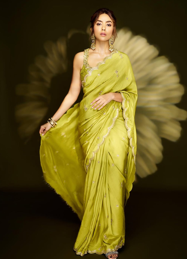 Sitaramam beauty Mrunal Thakur looks beautiful in a light green saree.. (photos)10