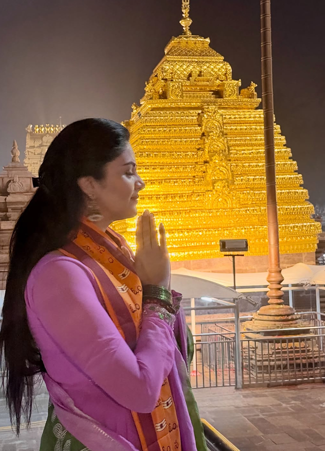 Anchor Srimukhi performs special pujas at Sri Bhramaramba Mallikarjuna temple.. (photos)2