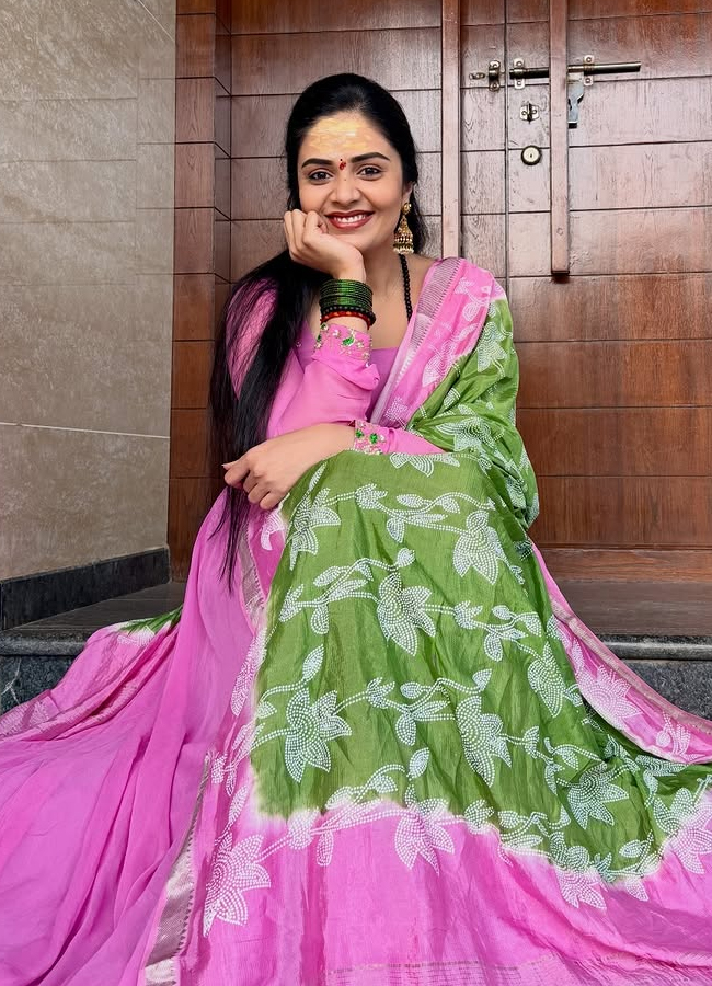 Anchor Srimukhi performs special pujas at Sri Bhramaramba Mallikarjuna temple.. (photos)11