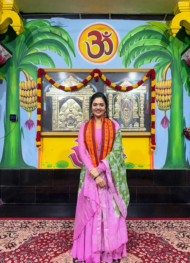 Anchor Srimukhi performs special pujas at Sri Bhramaramba Mallikarjuna temple.. (photos)3