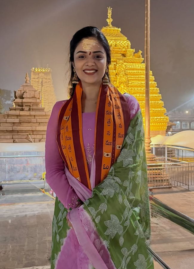 Anchor Srimukhi performs special pujas at Sri Bhramaramba Mallikarjuna temple.. (photos)4