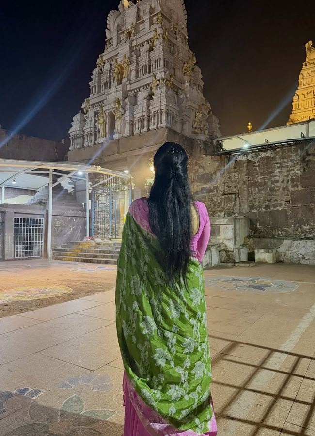 Anchor Srimukhi performs special pujas at Sri Bhramaramba Mallikarjuna temple.. (photos)5