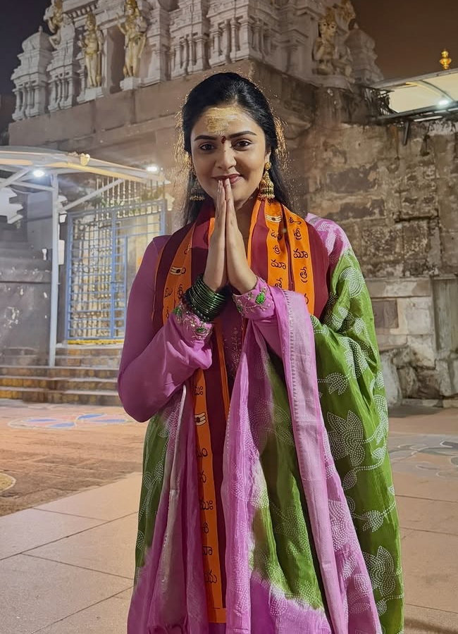 Anchor Srimukhi performs special pujas at Sri Bhramaramba Mallikarjuna temple.. (photos)6