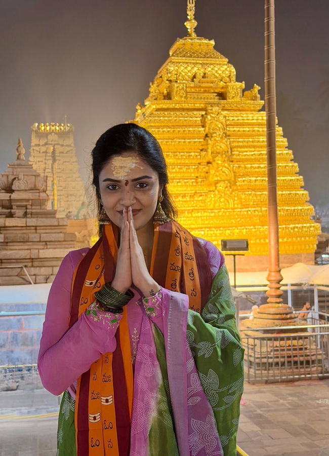 Anchor Srimukhi performs special pujas at Sri Bhramaramba Mallikarjuna temple.. (photos)7