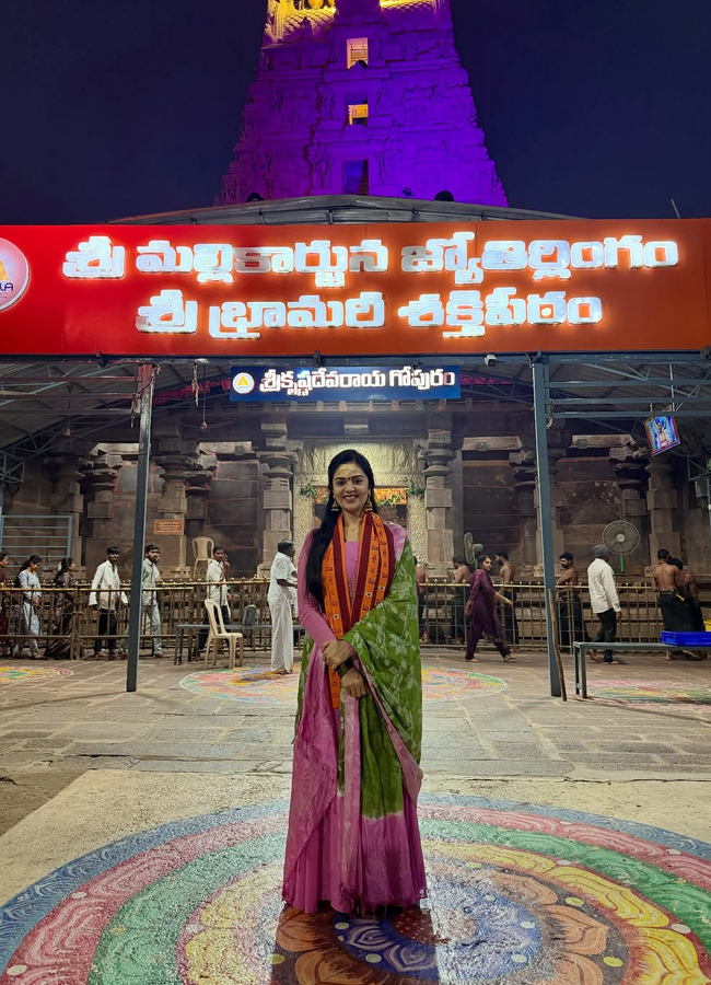 Anchor Srimukhi performs special pujas at Sri Bhramaramba Mallikarjuna temple.. (photos)8