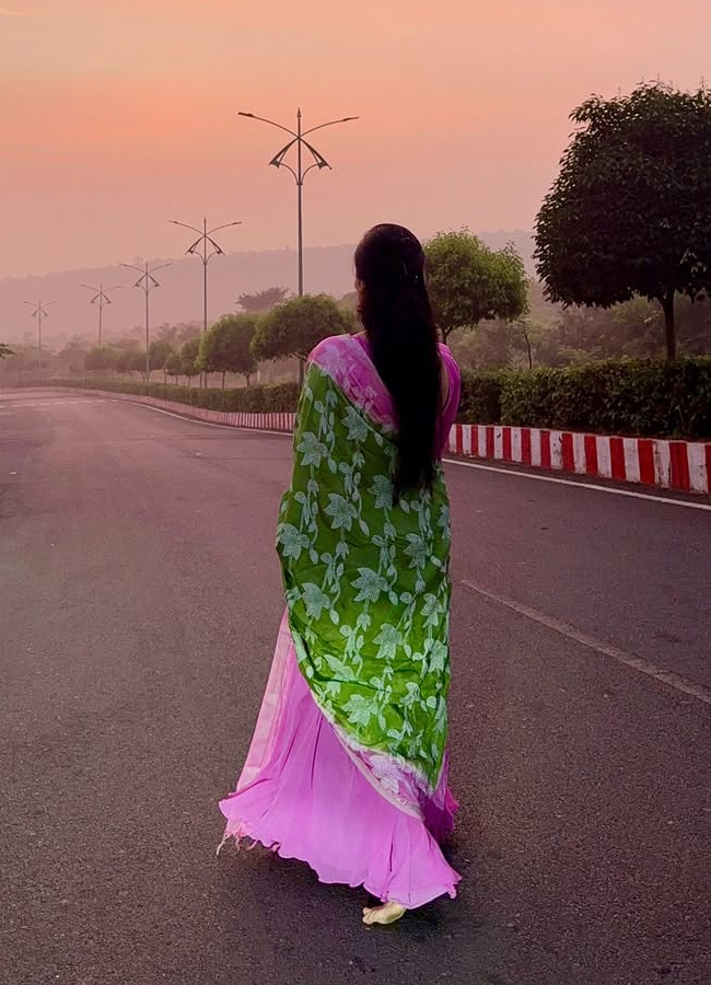 Anchor Srimukhi performs special pujas at Sri Bhramaramba Mallikarjuna temple.. (photos)9