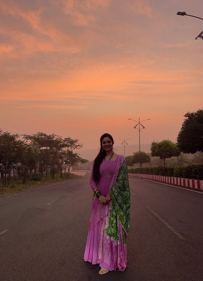 Anchor Srimukhi performs special pujas at Sri Bhramaramba Mallikarjuna temple.. (photos)10