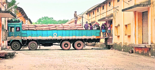 కూటమి ప్రభుత్వ పాలనలో రేషన్‌ మాఫియాకు అడ్డూ అదుపు లేకుం2