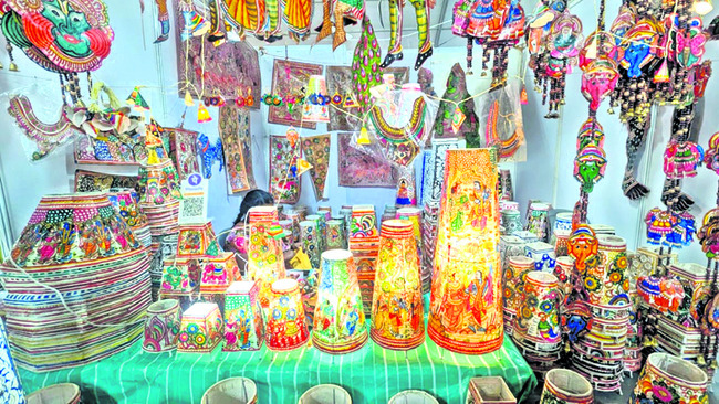 కట్టిపడేస్తున్న కళారూపాలు 1