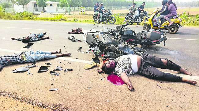 అతి వేగానికి ముగ్గురు బలి 1