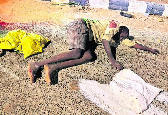 సంగం బ్యారేజ్‌పై ఆటో బోల్తా 1