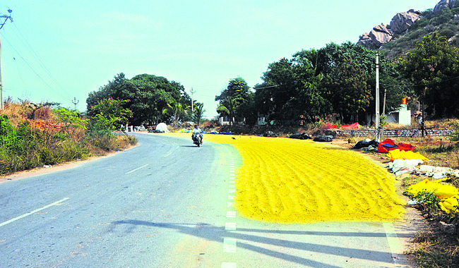 ●దారులపై ధాన్యం.. ప్రమాదాలకు కాదా ఆస్కారం! 1