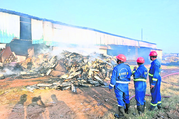 ఫ్లైవుడ్‌ కంపెనీలో అగ్నిప్రమాదం1