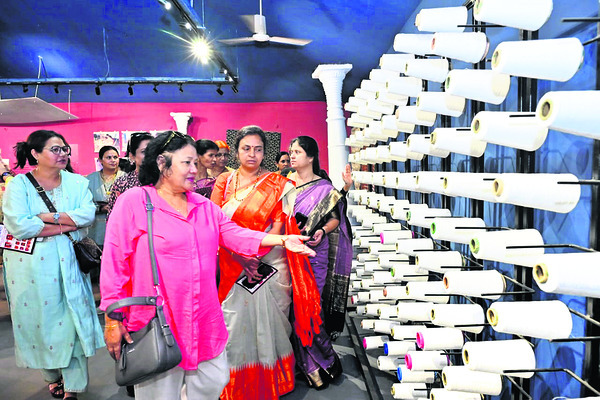 పోచంపల్లి ఇక్కత్‌ వస్త్రాలు భేష్‌..1