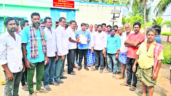 ఇళ్లు కూలిస్తే రోడ్డున పడతాం 
1