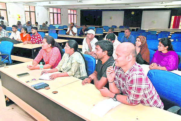 కొడితే సిక్సే! 1