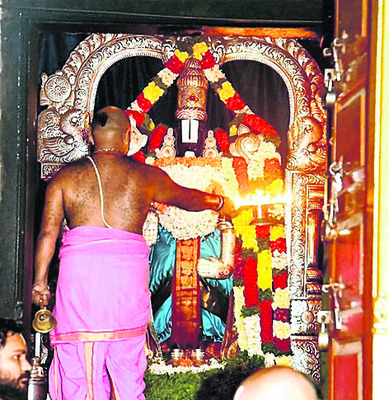 క్షీరాభిషేకం, పుష్పాలంకరణ 
2