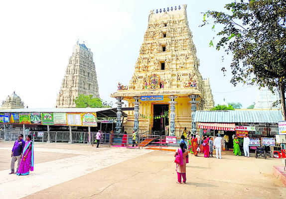 భక్తుల రద్దీపై అమావాస్య ఎఫెక్ట్‌ 
1