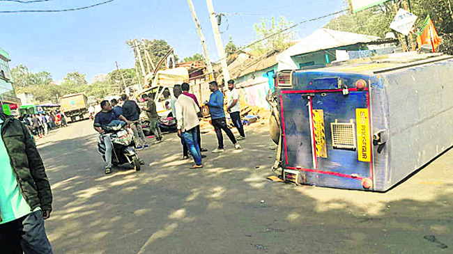 వ్యాన్‌ బీభత్సం1